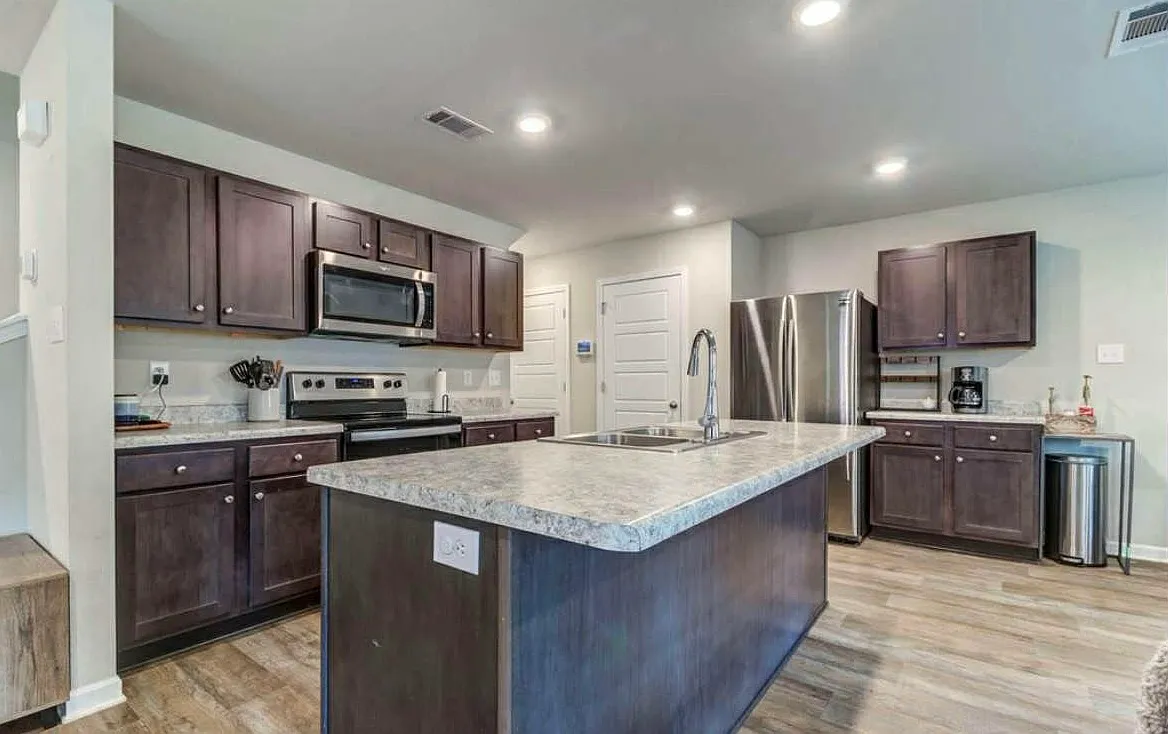 4 bed, 1992 sqft, $2,350 — Photo 4