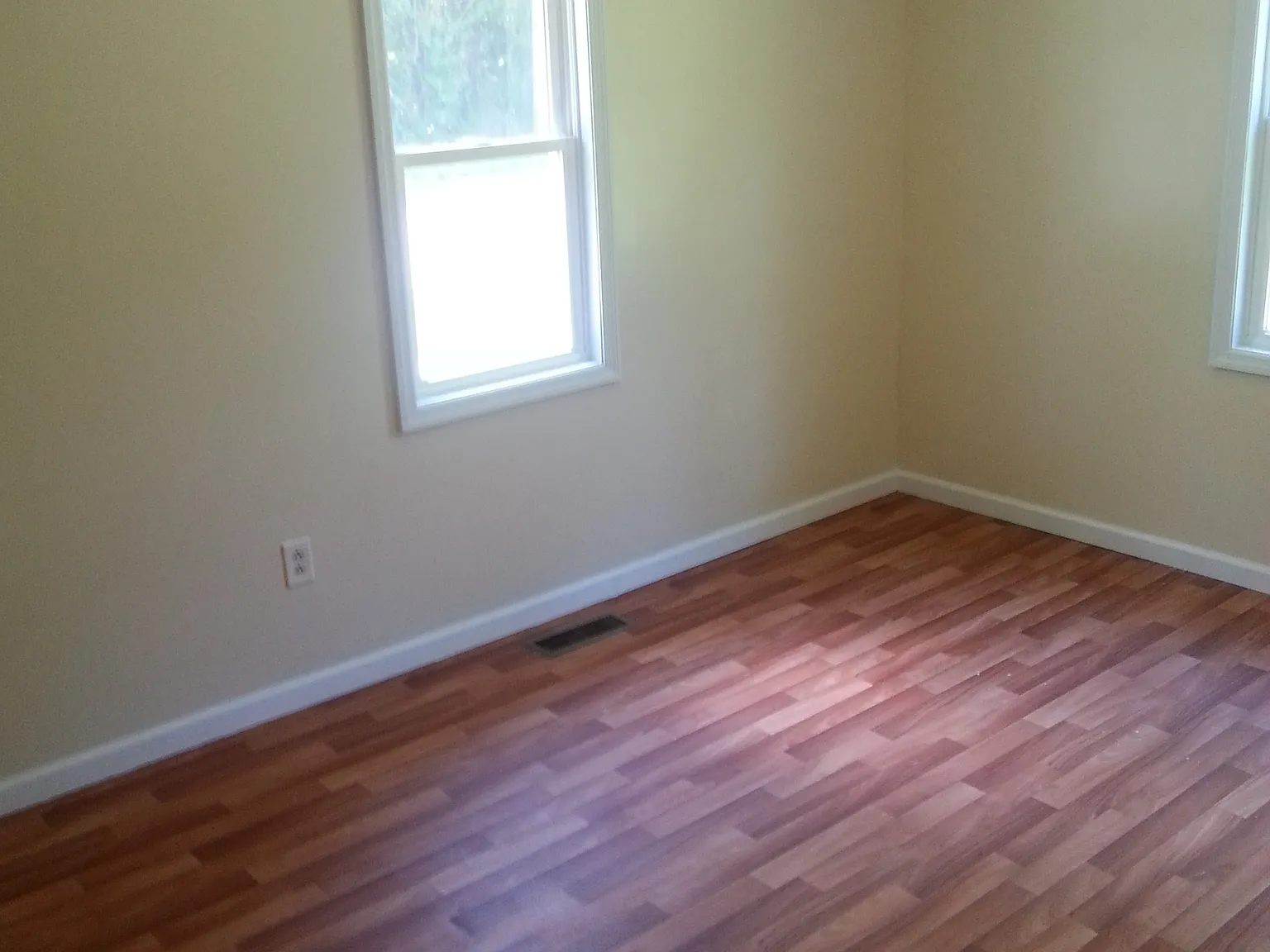 2 bed, 990 sqft, $950 — Photo 2