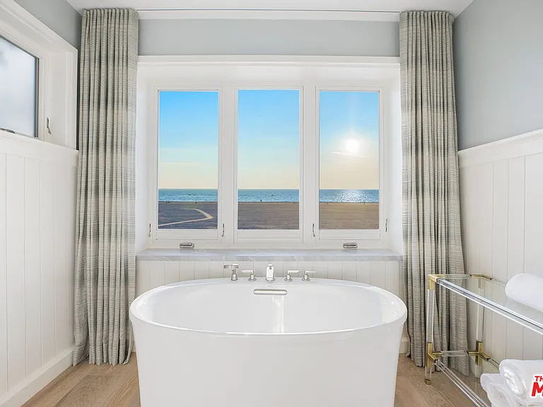 1347 Palisades Beach Rd — Photo 38