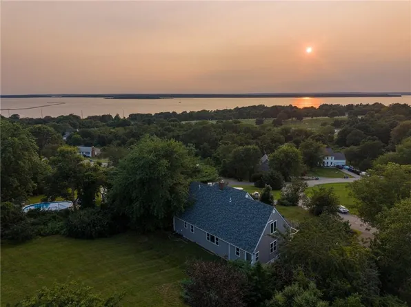 32 J H Dwyer Dr, Middletown, RI 02842