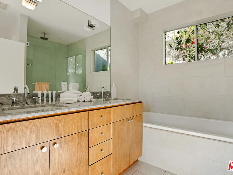 8469 Franklin Ave — Photo 15