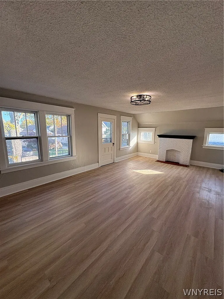 2 bed, 1.0 bath, 2016 sqft, $1,350 — Photo 3