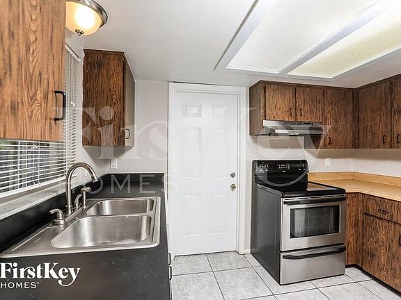 5th image of 391 E Palmetto Ave