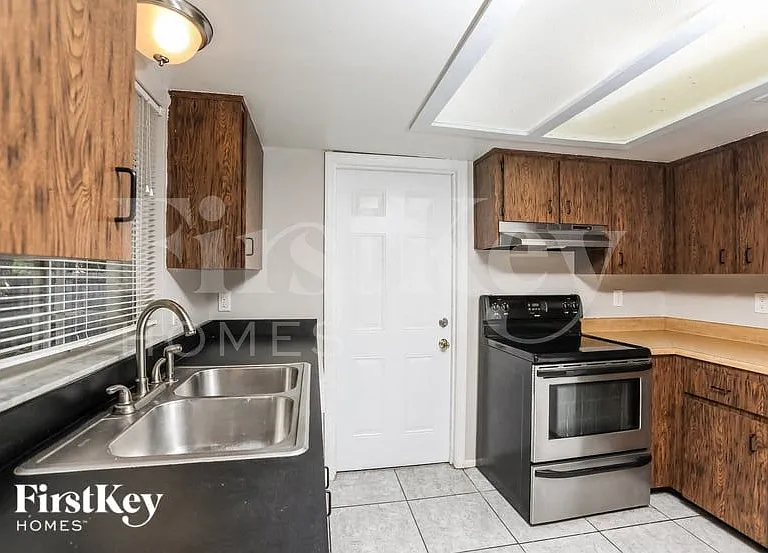 391 E Palmetto Ave — Photo 5