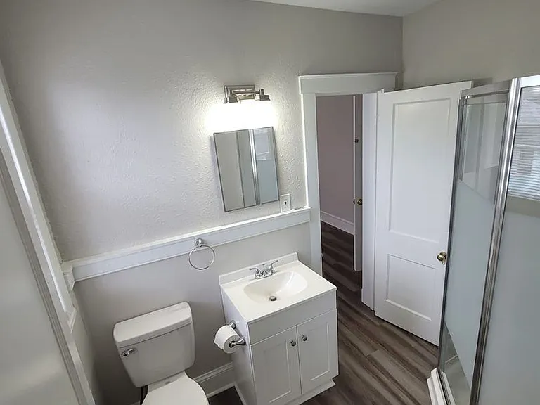 2400 Barton Ave — Photo 13