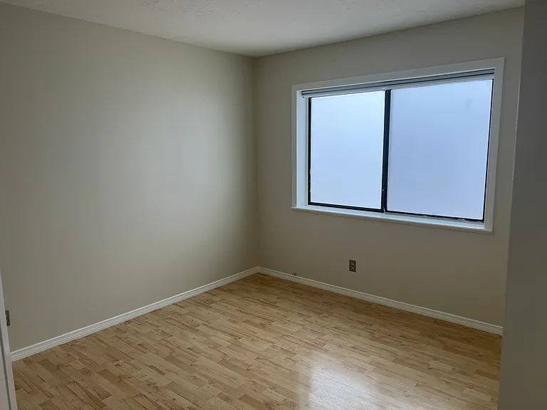 Large window + screen for a nice breeze at night (second bedroom)