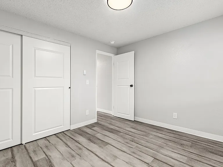 2550 N Vassault St — Photo 44
