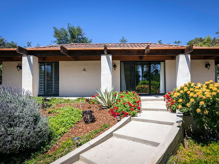 525 Las Palmas Dr — Photo 3