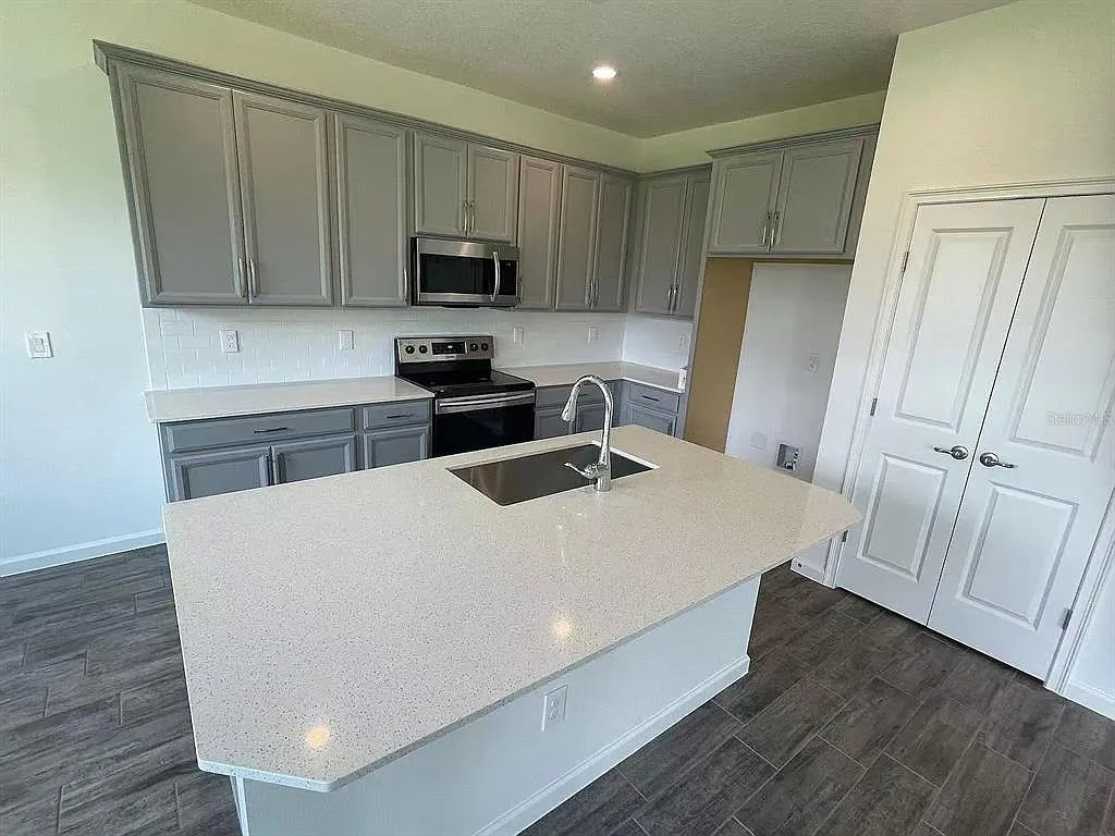 4 bed, 3.0 bath, 2392 sqft, $2,450 — Photo 4