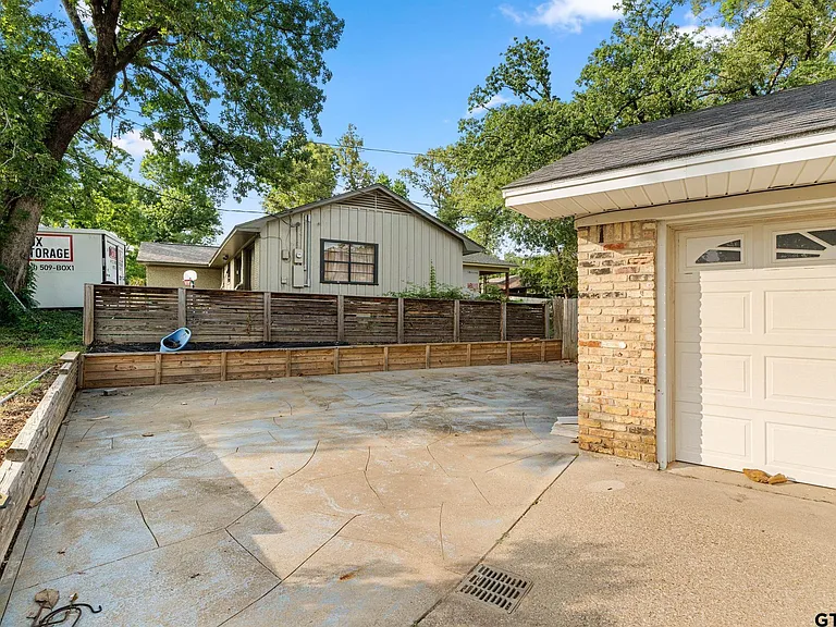 3200 Decharles St — Photo 39