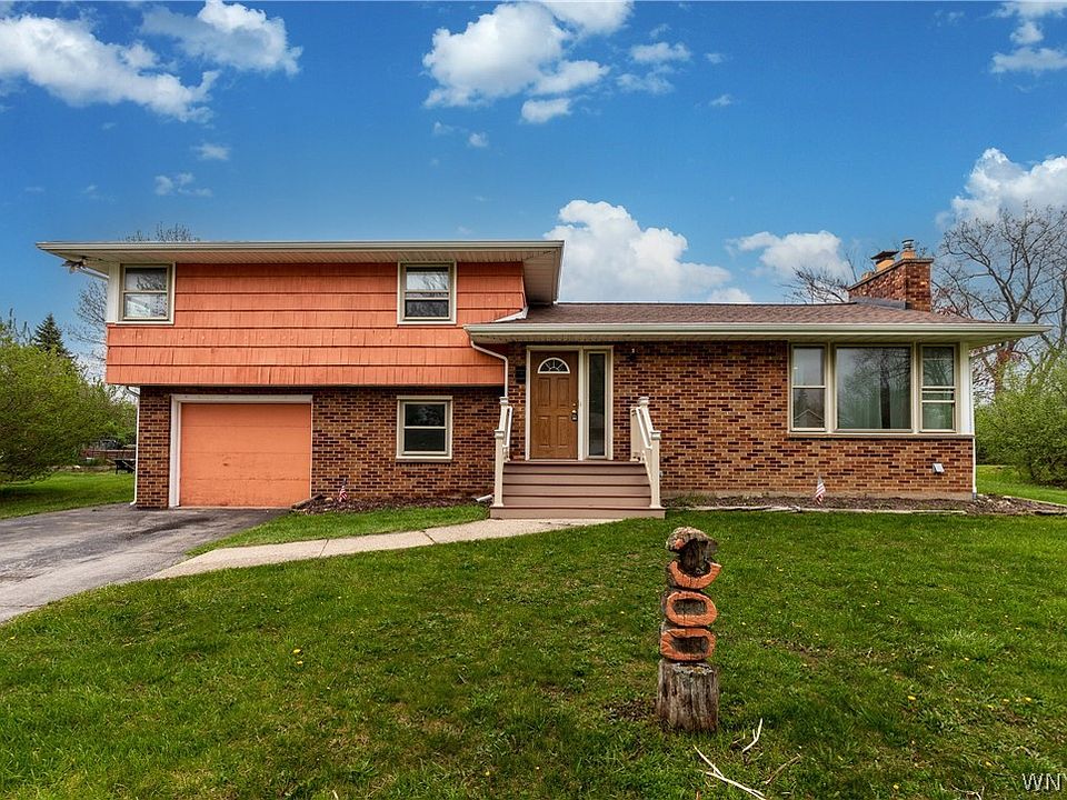 1st image of 300 Oakwood Dr