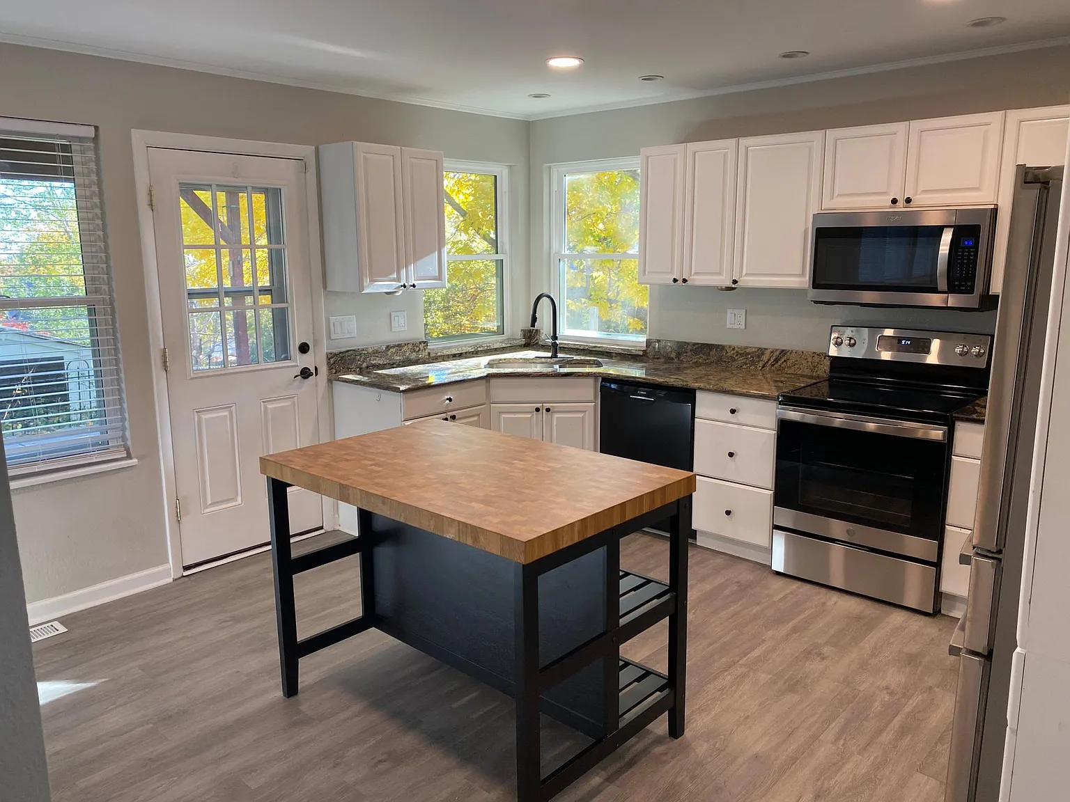 4 bed, 2857 sqft, $3,650 — Photo 4