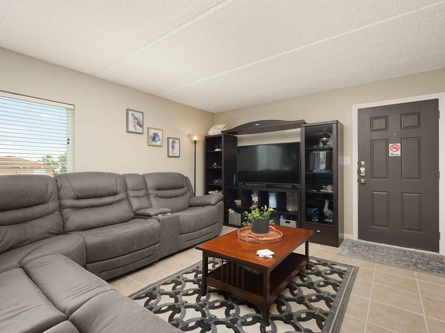 132 E Gardenia St — Photo 3