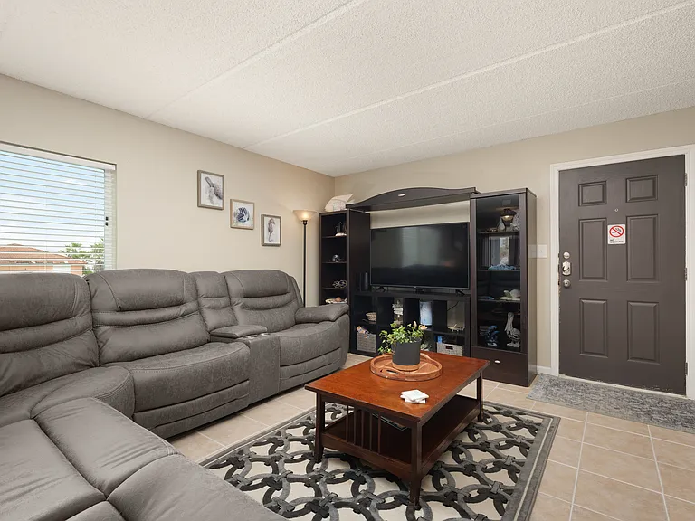 132 E Gardenia St #6 — Photo 3