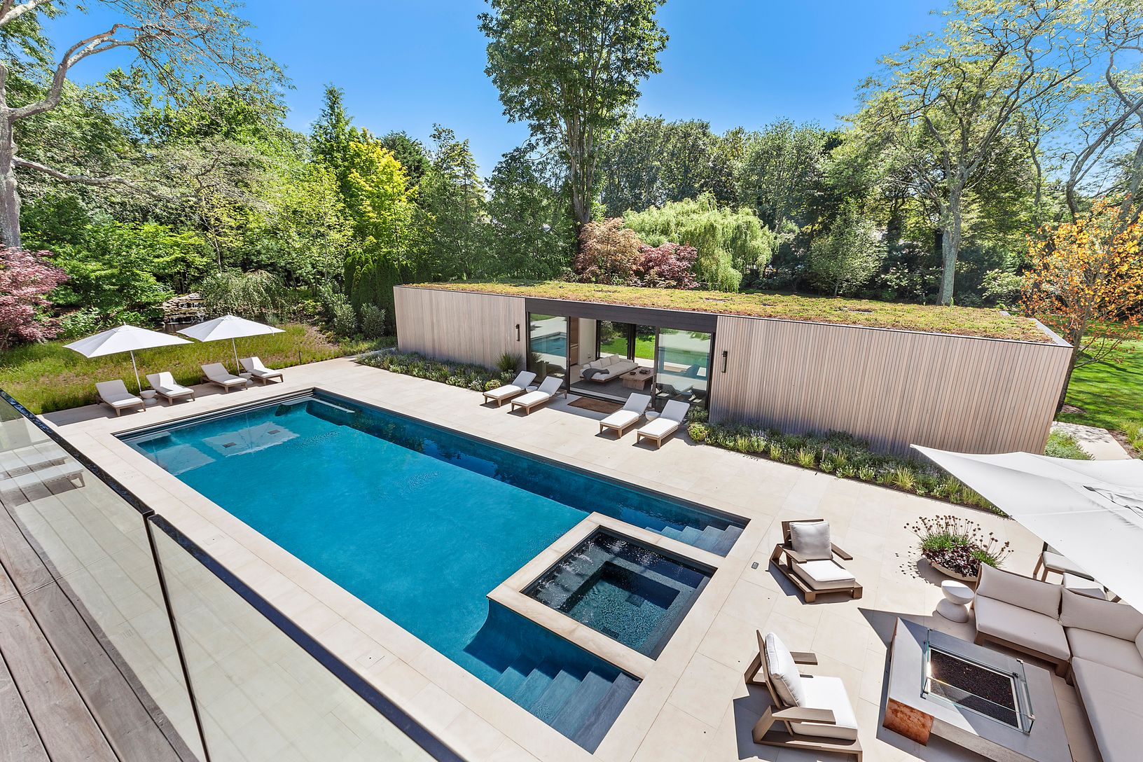  OUTDOOR ENTERTAINING