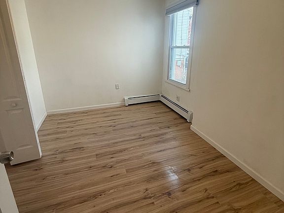 3rd image of 74 Bond St Room 1