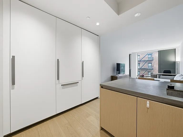 251 W 14th St #5C — Photo 8