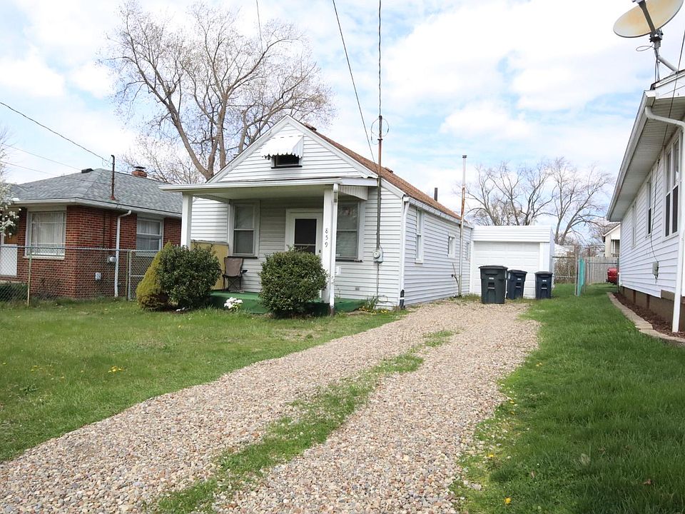 Freshly traveled driveway (March 2020) 1car attached garage with plenty of space for storage