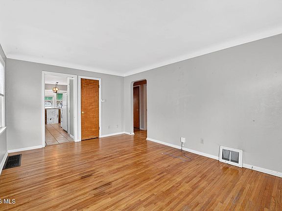 4th image of 1379 Glenview Rd