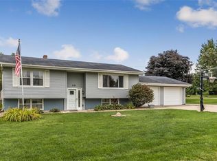 501 4th St E, Newhall, IA 52315