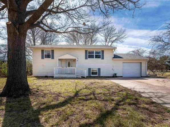 1313 15th St, Wamego, KS 66547