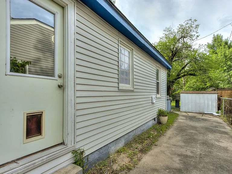 604 Iowa St — Photo 33