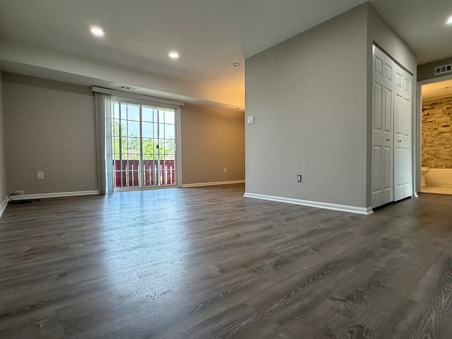 2 bed, 1000 sqft, $2,100 — Photo 4