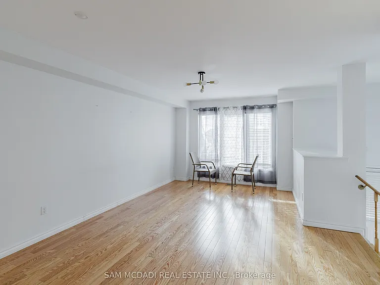 1260 Lamont Cres — Photo 11