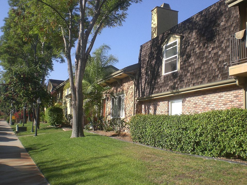 Front: Williamsburg Square