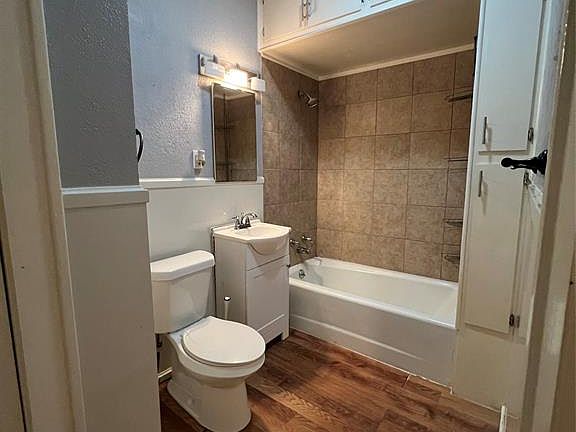 4th image of 4090 Woodlawn Street