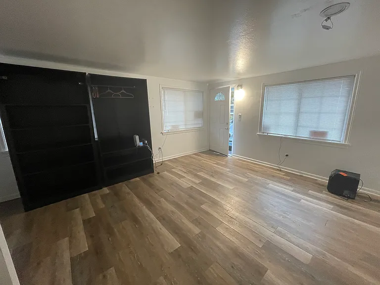 811 S Columbia St — Photo 3