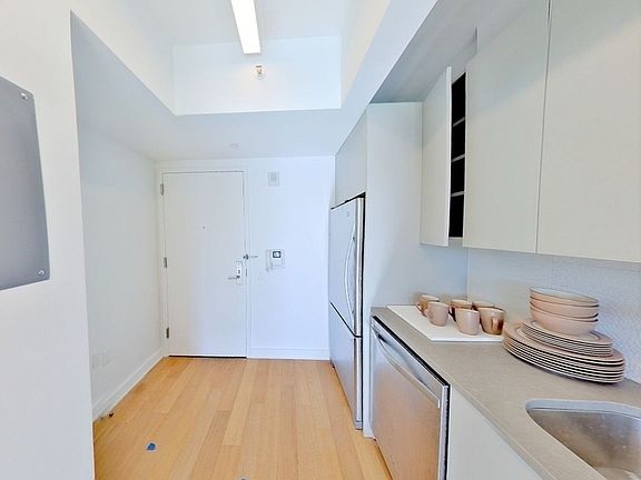 4th image of 535 Carlton Ave APT 518