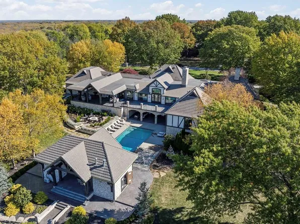 17900 Berryhill Dr, Stilwell, KS 66085