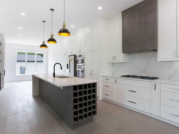 1108 W 6th St NE, Calgary, AB T2E 3Y8