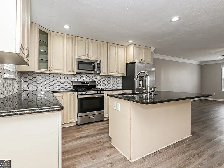425 Village Bluff Dr — Photo 9