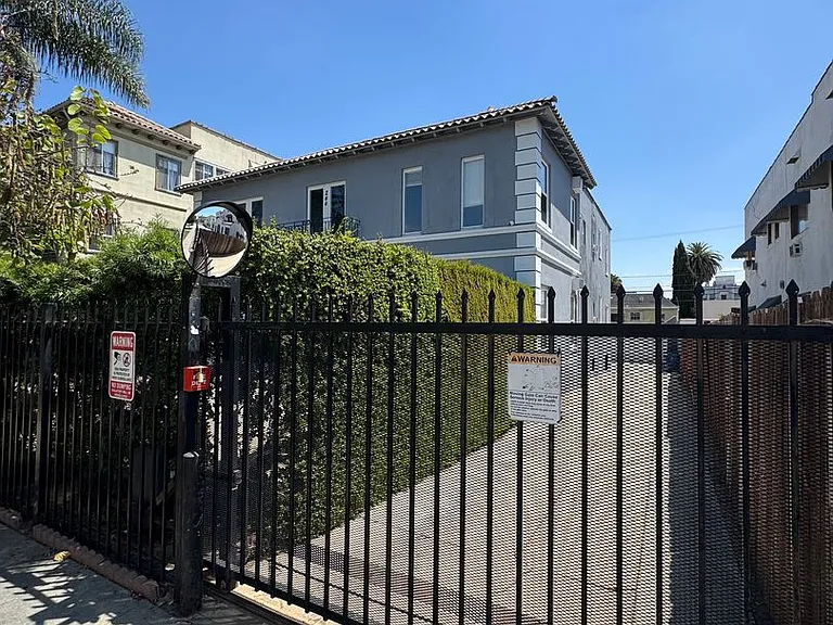 244 S Alexandria Ave — Photo 2