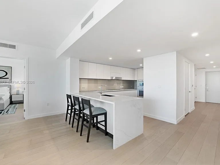 9221 E Bay Harbor Dr #610 — Photo 5