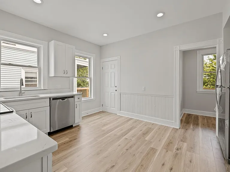 16 Leslie St #2 — Photo 12