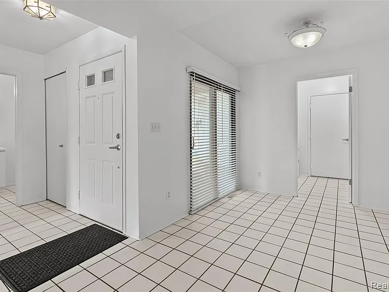 5611 Drake Hollow Dr W — Photo 2