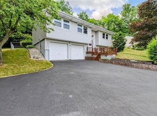 256 Peakview Dr, Henrietta, NY 14467