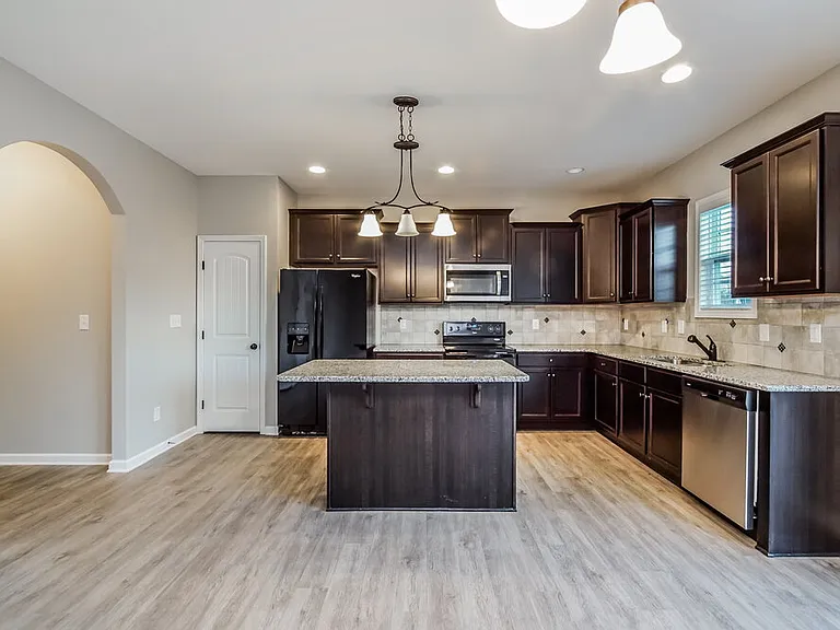 105 Sloan Dr — Photo 6