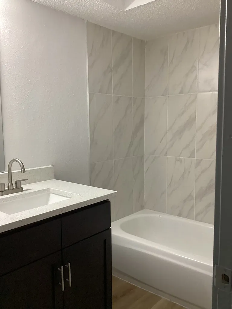 Spacious 2-Bedroom Apartment with Loft in Tulsa's Prime Location — Photo 2
