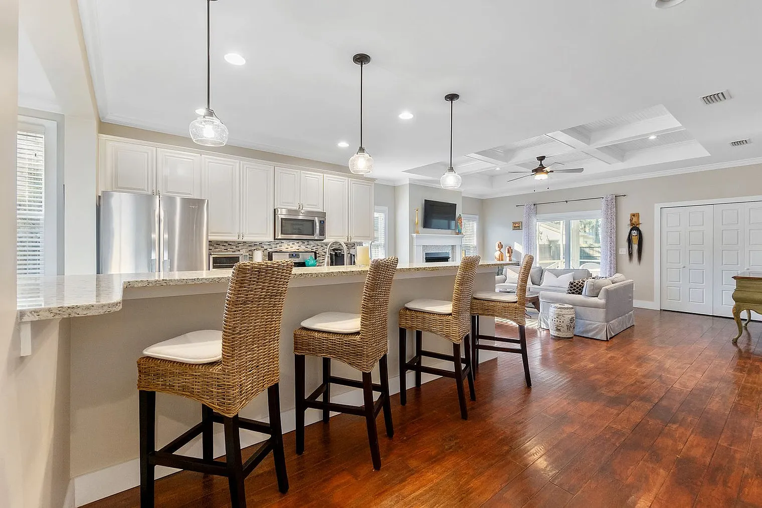 3 bed, 2.0 bath, 1700 sqft, $3,530 — Photo 3