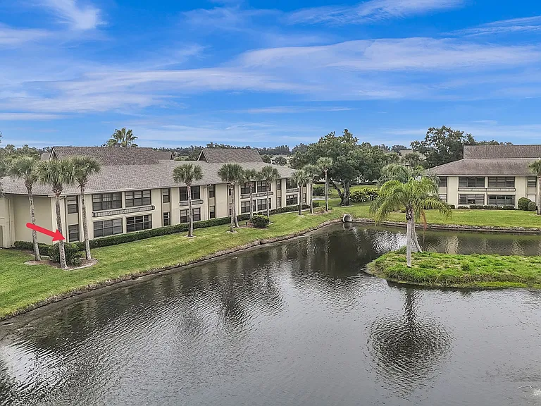 1st floor, END UNIT w/ stunning lake & golf views!