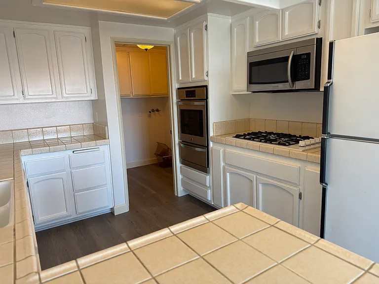 760 W 30th St #9 — Photo 8