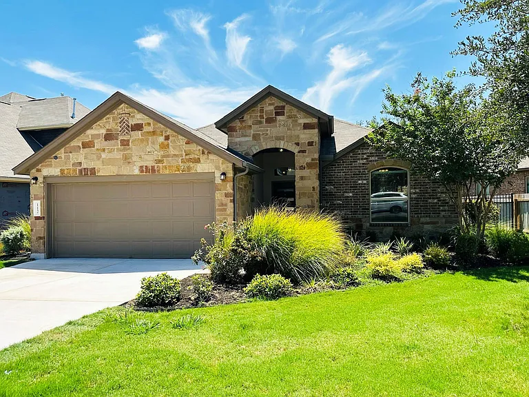 112 Groesbeck Ln — Photo 1