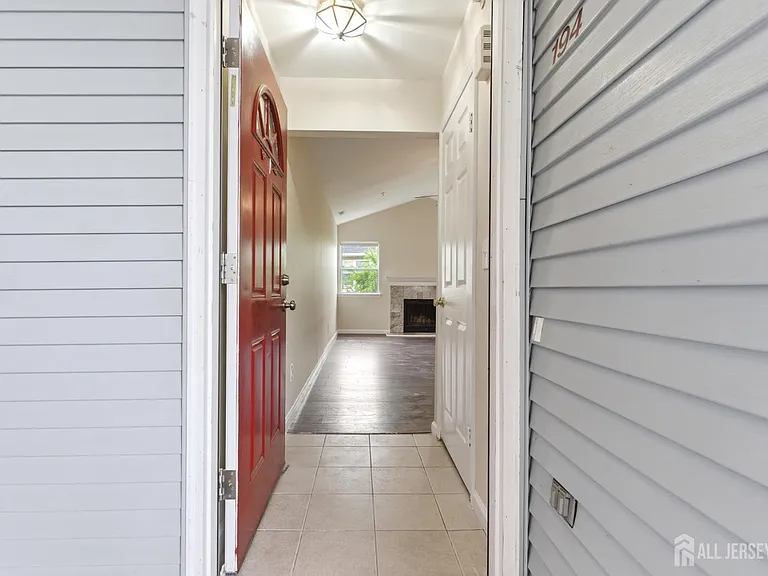 194 Bexley Ln — Photo 4