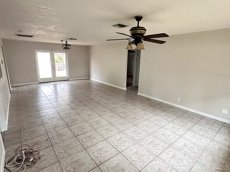 4265 NE 2nd Ct — Photo 9