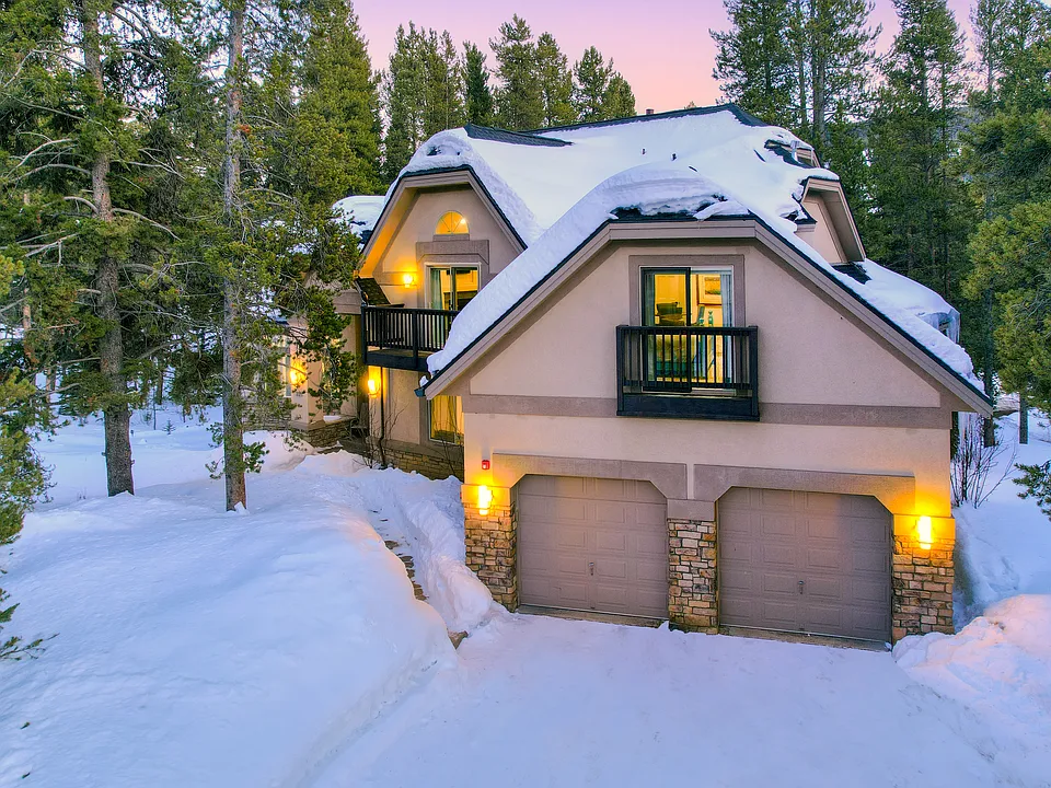 391 Lakeshore Loop