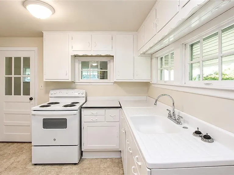 1360 Cunningham Rd SW — Photo 8